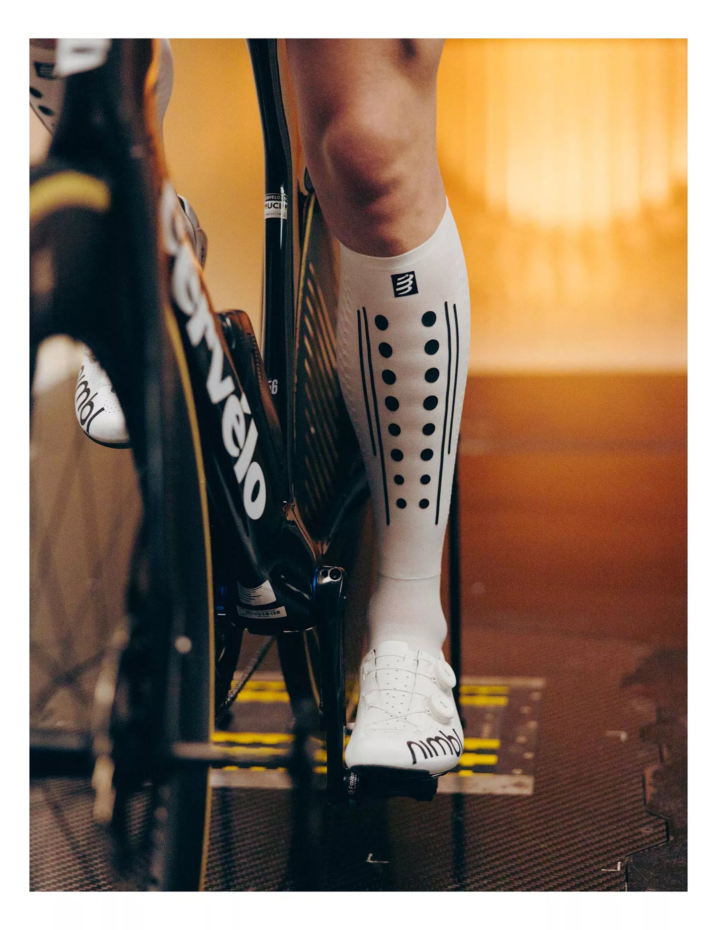 Tất chạy bộ Compressport Full Socks Aero 2.0 - Trắng/Đen (Whte/Black)