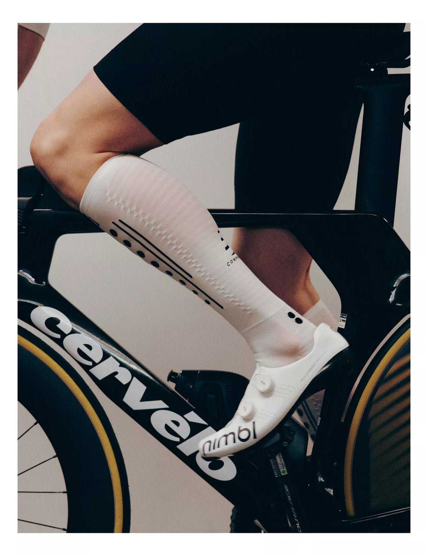 Tất chạy bộ Compressport Full Socks Aero 2.0 - Trắng/Đen (Whte/Black)