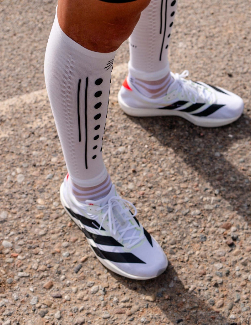 Băng bảo vệ bắp chân Compressport Calf Sleeves R2 3.0 - Trắng/Đen