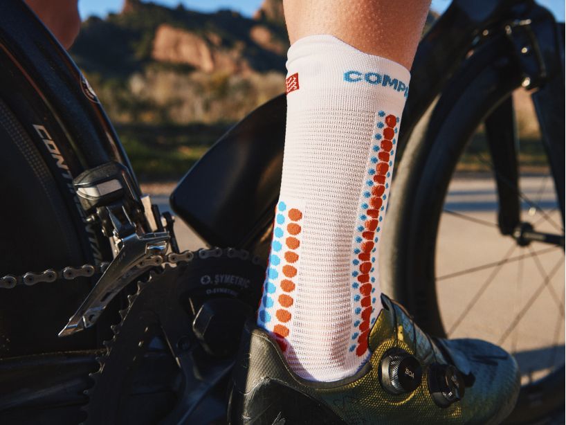 Tất đạp xe Compressport Unisex's Pro Racing Socks v4.0 Bike - Trắng/Cam (White/Orangeade)
