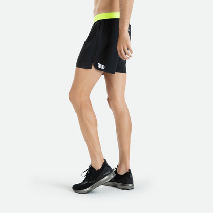 Quần Chạy Bộ Nam Pressio Ārahi 4.5" Short - Đen (Black/Fluo Green)