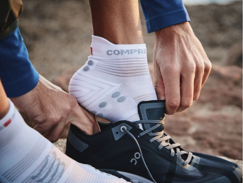 Compressport - Pro racing socks V4 Run Low- White/Alloy